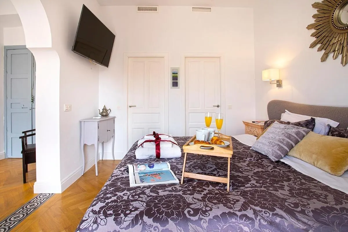 -Malagasunapts- Luxury Historicalcentre Apartment